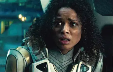  ?? Divulgação ?? A atriz britânica Gugu Mbatha-Raw é Hamilton em cena do filme ‘O Paradoxo Cloverfiel­d’; ela é lembrada pela personagem Kelly do bom episódio ‘San Junipero’, da série ‘Black Mirror’