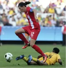  ?? PAULO WHITAKER/REUTERS ?? Canadian captain Christine Sinclair gets past Zimbabwe’s Emmaculate Msipa in Olympic soccer action on Saturday.