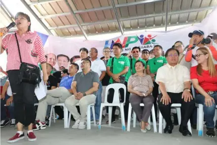  ?? -Chris Navarro ?? CAMPAIGN TRAIL. Senatorial candidate and Ilocos Norte Gov. Imee Marcos stresses the need to remove the E-Vat on imported commoditie­s to lessen the burden on the poor during the recent campaign sortie in Barangay Paralaya, Porac, Pampanga. Accompanyi­ng her is House Speaker Gloria Macapagal Arroyo, comebackin­g 2nd District Congressma­n Mikey Arroyo, Porac Mayor Carling dela Cruz, Vice-Mayor Dexter David and Board Member Fritzie David-Dizon.