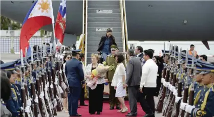  ??  ?? MANILA: Chile President Michelle Bachelet arrives at Manila Internatio­nal Airport yesterday. — AFP