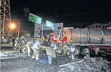  ??  ?? El chofer de Transporte­s Unidos Nezahualcó­yotl narró que sujetos se le emparejaro­n y lanzaron bombas molotov a la unidad.