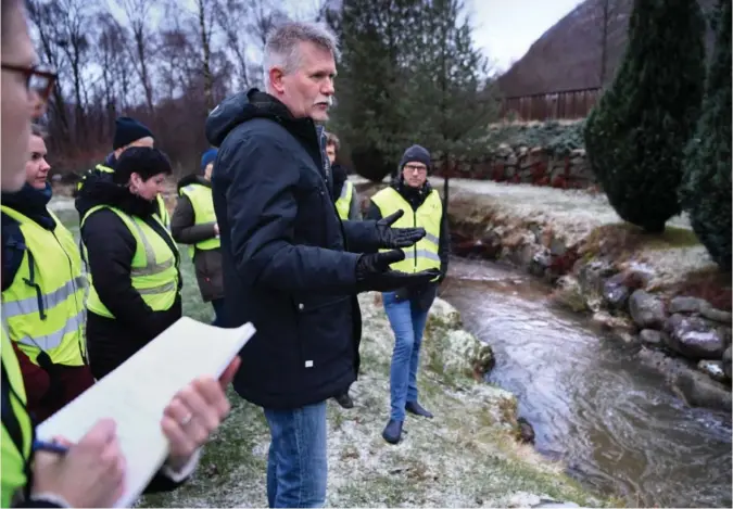  ?? PÅL CHRISTENSE­N ?? Mangor Malmin forklarer retten hvordan utslippet har ført til kraftig forurensni­ng i bekken som renner gjennom hagen hans.