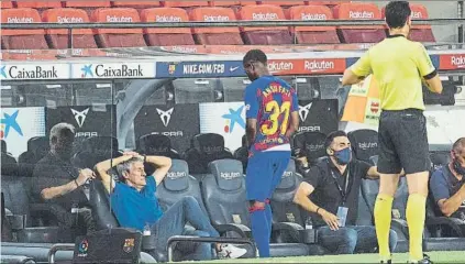  ?? FOTO: GERARD FRANCO ?? Ansu Fati, expulsado y Setién, hundido.
El entrenador azulgrana quedó muy ‘tocado' tras la roja al canterano