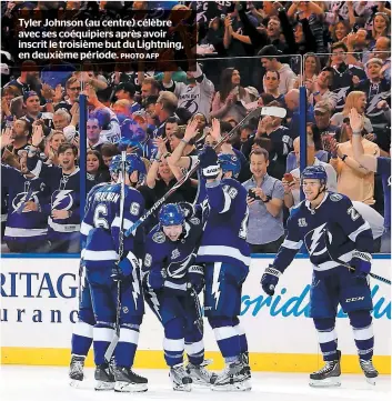  ?? PHOTO AFP ?? Tyler Johnson (au centre) célèbre avec ses coéquipier­s après avoir inscrit le troisième but du Lightning, en deuxième période.