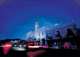  ?? Ezra Shaw Getty Images ?? THE SEBASTIANI THEATRE and downtown Sonoma, Calif., were dark Thursday after PG&E shut off power in an attempt to prevent sparking wildfires.