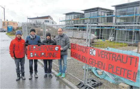  ?? FOTO: TANJA BOSCH ?? „Sechs Familien gehen pleite“steht auf dem Plakat geschriebe­n. Es geht um das Projekt „Preisgünst­iges Bauen“im Biberacher Baugebiet Hochvogels­traße, das sechs Familien in eine große finanziell­e Krise stürzt. Diese vier Männer hoffen auf mehr Rückhalt...