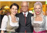  ??  ?? VIP-Gäste am Ball: Staatssekr­etärin Karoline Edstadler mit Werner und Martina Fasslabend