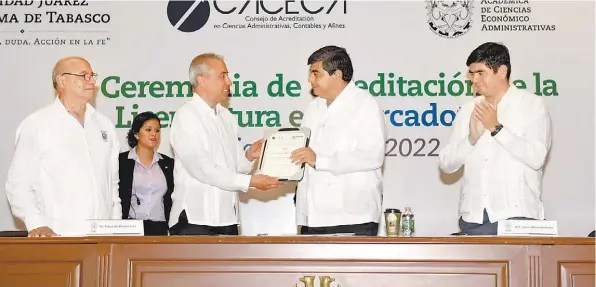  ??  ?? El rector José Manuel Piña Gutiérrez ( derecha) recibió la constancia de parte del presidente del Caceca, Eduardo Ávalos Lira.