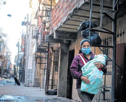  ?? AFP ?? Las mujeres dedican en promedio 6,4 horas diarias a tareas de cuidado