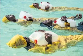  ??  ?? Frauen treiben im Indischen Ozean, um schwimmen zu lernen. Anna Boyiazis Fotoserie wurde beim World Press Photo Award prämiert. Wien