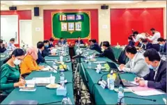  ?? CHSC ?? The Cambodian Halal Steering Committee discusses sub-decree No 160 establishi­ng a new department under the Ministry of Commerce.