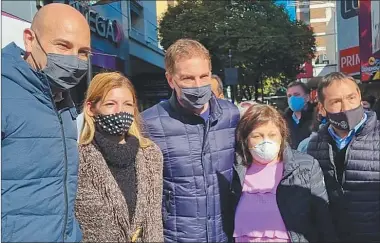  ?? PRENSA SANTILLI ?? QUILMES. Santilli se mostró en una recorrida junto a Ocaña y Molina. Pidió “bajar las tensiones”.