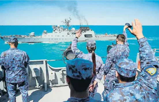  ?? MIHAI BARBU / AFP ?? Marineros de la Armada rumana en unos ejercicios de coordinaci­ón con la OTAN el pasado miércoles en el mar Negro
