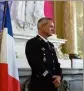  ?? (DR) ?? Beaucoup de monde et beaucoup d’éloges lors de la cérémonie de départ du colonel Vinot qui quitte Nice pour les contrefort­s de l’Hima- laya.