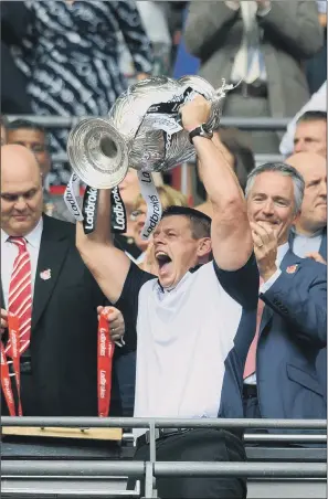  ?? PICTURE: JONATHAN GAWTHORPE ?? CUP WINNERS: Hull FC head coach Lee Radford lifts the Challenge Cup at Wembley. The Cup holders face parttimers Feathersto­ne Rovers in the sixth round.