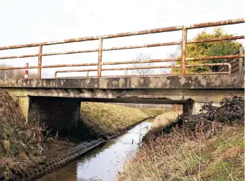  ?? FOTO: ILGNER ?? Die marode Brücke an der Goethestra­ße könnte durch eine Holzbrücke ersetzt werden. Dann wäre sie nur für Fußgänger und Radfahrer nutzbar.