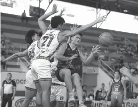  ?? / PSL ?? ASSIST. Davao Occidental­s’ Isaac Go drops off a pass to his teammate during their game against Bukidnon in the PSL 21-Under VisMin leg on Aug. 19.