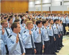  ?? FOTO: HOCHSCHULE FÜR POLIZEI ?? In der Sporthalle der Hochschule für Polizei in Biberach haben 112 Männer und 54 Frauen ihren Diensteid abgelegt.