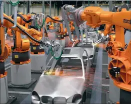  ??  ?? ROBOTS. La producción será realizada casi ìntegramen­te de esta manera en varios sectores, no solo el automotriz.