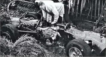  ??  ?? DESTROZADO. Así quedo el BRM de Jackie Stewart tras el accidente que sufrió en Spa en 1966.