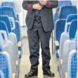  ?? FOTO: DPA ?? Schaffner im Regionalzu­g: Der Anzug sitzt. Zum Ende der Woche läutet eine Kaltfront den Spätsommer ein.