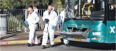  ?? Agence France-presse ?? ±
Forensic experts collect evidence at the scene of an explosion at a bus stop in Jerusalem on Wednesday.