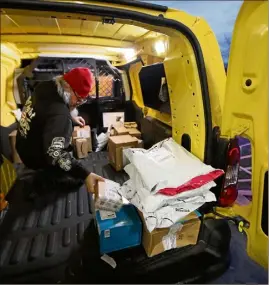  ?? (Photo Eric Ottino) ?? Nous avons retrouvé le Père-Noël. Il se déplace en camionnett­e jaune.