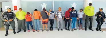  ?? ARCHIVO ?? Vista de varios de los capturados, presuntos miembos de ‘Los Gomelos’, al ser presentado a las autoridade­s.