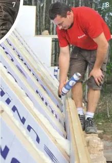  ??  ?? Les espaces restants, entre l’isolant du toit et celui du mur, sont comblés eux aussi avec de la mousse injectée.8