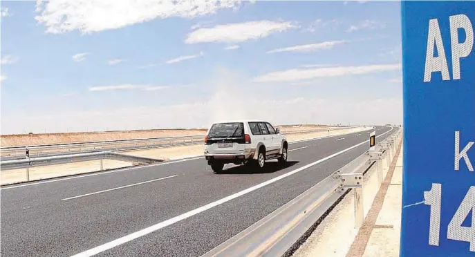  ??  ?? Un vehículo circula por la autopista AP-36 (Ocaña-La Roda), que atraviesa Castilla-La Mancha por las provincias de Albacete. Cuenca y Toledo