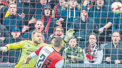  ?? FOTO: EFE ?? Así marcó Jens Toornstra el primer gol del Feyenoord de Gio van Bronckhors­t, que derrotó por 1-0 al PSV de Cocu en el gran clásico