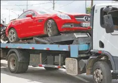  ?? ALEX RAMOS / JORNAL O SÃO GONÇALO ?? Polícia apreende Mercedes do chefe do tráfico no Morro do Salgueiro