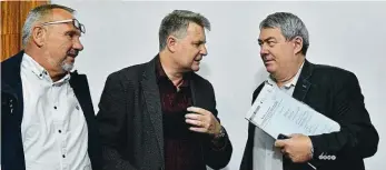  ?? Foto: ČTK ?? Komunistič­tí předáci Pavel Kováčik, Jiří Grospič a Vojtěch Filip společně čelí rozsáhlé kritice svých spolustran­íků.