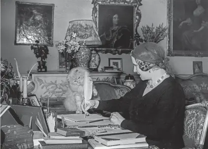  ?? [ Getty ] ?? So haben wir uns die Schriftste­llerei bisher vorgestell­t: die britische Romanautor­in Elinor Glyn im Jahr 1934.