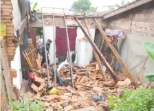  ??  ?? La vivienda de la familia Vera quedó destrozada.