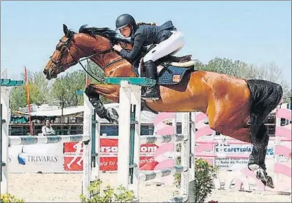  ?? FOTO: FEDERACIÓN VASCA DE HÍPICA ?? Iraia Elordui La joven amazona vasca supera un obstáculo durante una competició­n