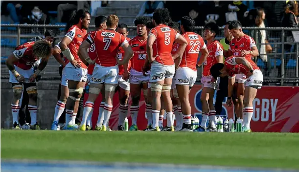  ?? PHOTOS: GETTY IMAGES ?? Sunwolves players form a huddle during their massive loss to the Hurricanes in the opening round of Super Rugby at the weekend.