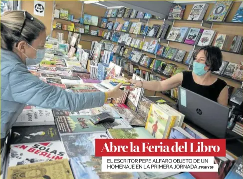  ?? Foto: Unai Beroiz ?? Las ventas estuvieron muy animadas en la Plaza del Castillo durante el día de apertura.