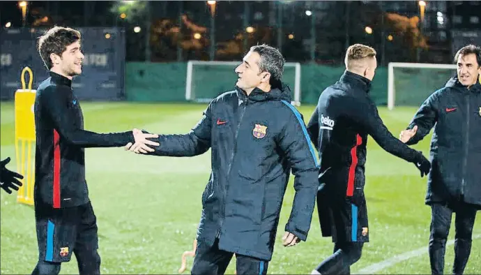  ?? FC BARCELONA ?? Saludo entre Sergi Roberto y Ernesto Valverde antes del entrenamie­nto vespertino realizado ayer por el Barcelona