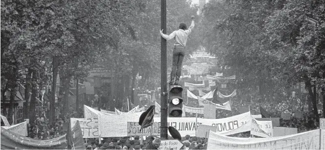  ?? BRUNO BARBEY/CAJASOL ?? Passeata. Jovens de movimentos estudantis de Paris se manifestam em maio de 1968
