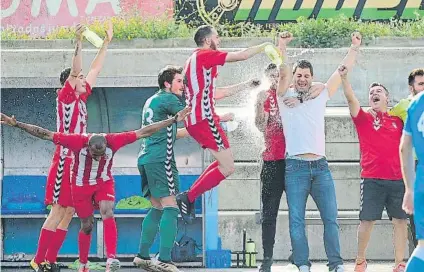  ?? FOTOS: M. MONTILLA ?? El San Cristóbal va guanyar el Vista Alegre i va celebrar el seu ascens a Tercera Divisió. Els parroquial­s han fet una tran temporada