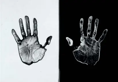  ??  ?? Ugo Mulas. « Verifica 7, Il laboratori­o. Una mano sviluppa, l’altra fissa. A Sir John Frederick William Herschel ». 1972. (© Ugo Mulas Heirs. All rights reserved © Centre Pompidou, MNAM-CCI/ Philippe Migeat / Dist. RMN-GP)
