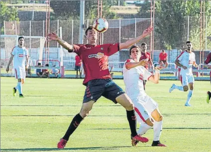  ?? FOTO: EFE ?? Pablo Hervías pelea por el balón en el Estadio Municipal de Varea