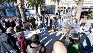  ?? (Photo Sophie Louvet) ?? Une première assemblée générale s’est tenue dimanche avant l’occupation de la scène nationale toulonnais­e.