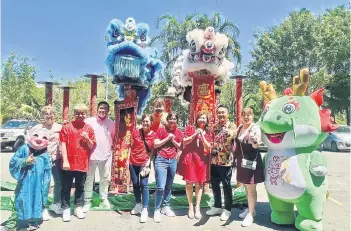  ?? ?? Sia (second right) with his family members and staff of Vi Vacation and Travel Service Sdn Bhd during the Chinese New Year celebratio­n.