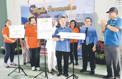  ??  ?? RASMI: Snowdan bersama Golnar, Chen dan Umar pada perasmian tiga program di Kampung Santubong, Kuching semalam.