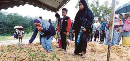  ?? [FOTO MOHD AZREN JAMALUDIN/BH] ?? Salha Tugeran tidak dapat menahan kesedihan di pusara anaknya, Ibnu Ahmad di Tanah Perkuburan Islam Kampung Sawah, Pekan Nanas, Pontian, semalam.