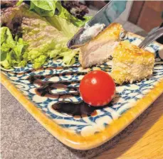  ?? FOTO: NYFFENEGGE­R ?? Vorspeise mit Määähhh! Zum Auftakt gibt es ein leckeres Ziegenkäsl­e mit Sesamkrust­e auf Salatbett.