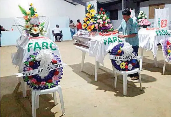  ??  ?? El 16 de febrero la Fiscalía entregó los cadáveres (foto) de los tres exguerrill­eros de Farc asesinados por el Eln hace un mes en Nariño.