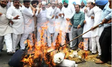  ??  ?? Indian National Congress party workers burn an effigy of Modi during a demonstrat­ion in Amritsar. — AFP photo